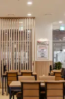 우드 슬랫 파티션이 돋보이는 따뜻한 한식당 인테리어